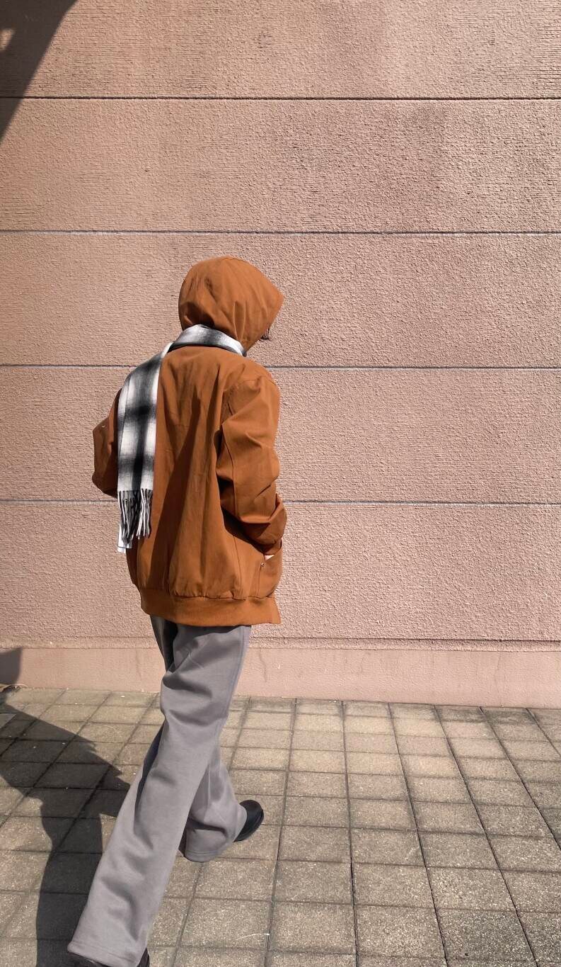 グレー系のその他パンツ、ブラウン系のその他アウター、その他のマフラーを着用したメンズの冬コーディネートの3枚目の写真