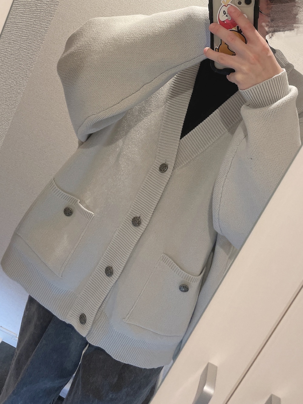 グレー系のカーディガン/ボレロ、ブラック系のTシャツ/カットソー、グレー系のデニムパンツを着用したメンズの秋コーディネートの2枚目の写真