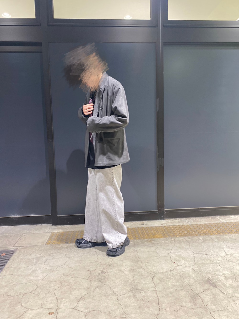 ホワイト系のデニムパンツ、グレー系のテーラードジャケット、ブラック系のシャツ/ブラウスを着用したメンズの秋コーディネートの2枚目の写真