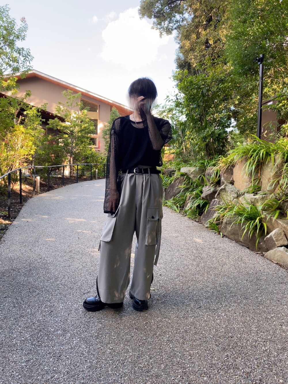 ブラック系のTシャツ/カットソー、ブラック系のスニーカー、グレー系のカーゴパンツを着用したメンズの秋コーディネートの2枚目の写真