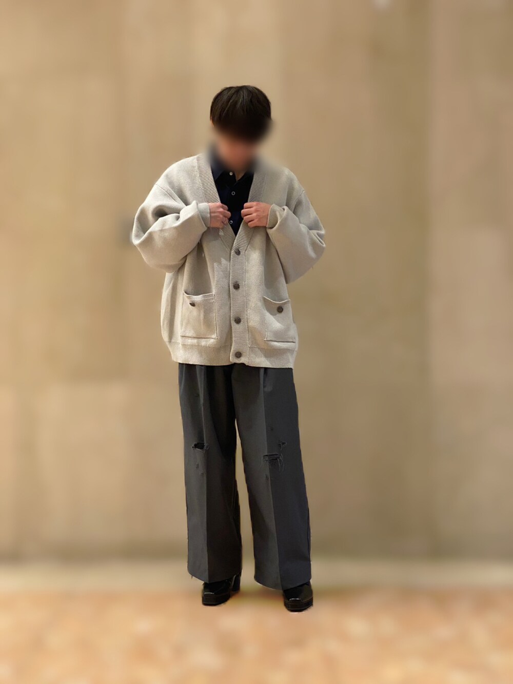 グレー系のトレンチコート、グレー系のカーディガン/ボレロ、ブルー系のシャツ/ブラウスを着用したメンズの冬コーディネートの2枚目の写真