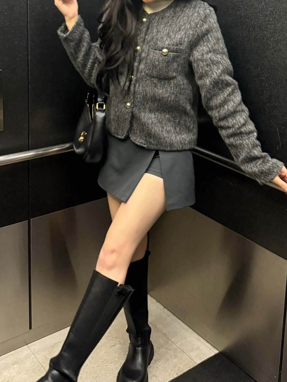 ブラック系のブーツ、グレー系のジャケット/アウターを着用したレディースの秋コーディネートの2枚目の写真