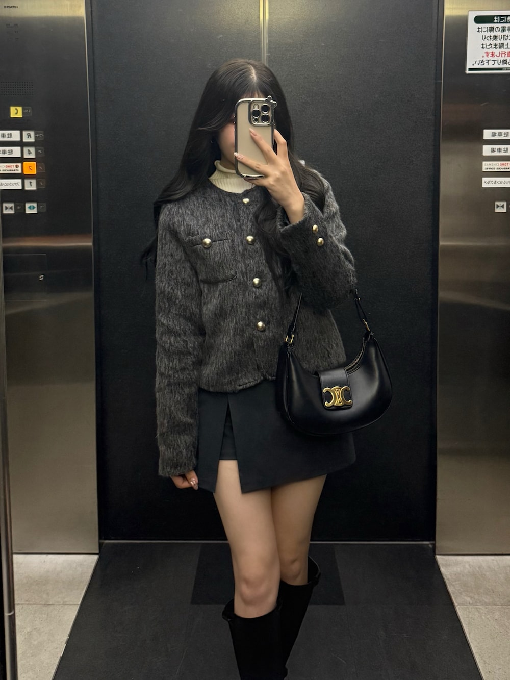 ブラック系のブーツ、グレー系のジャケット/アウターを着用したレディースの秋コーディネートの3枚目の写真