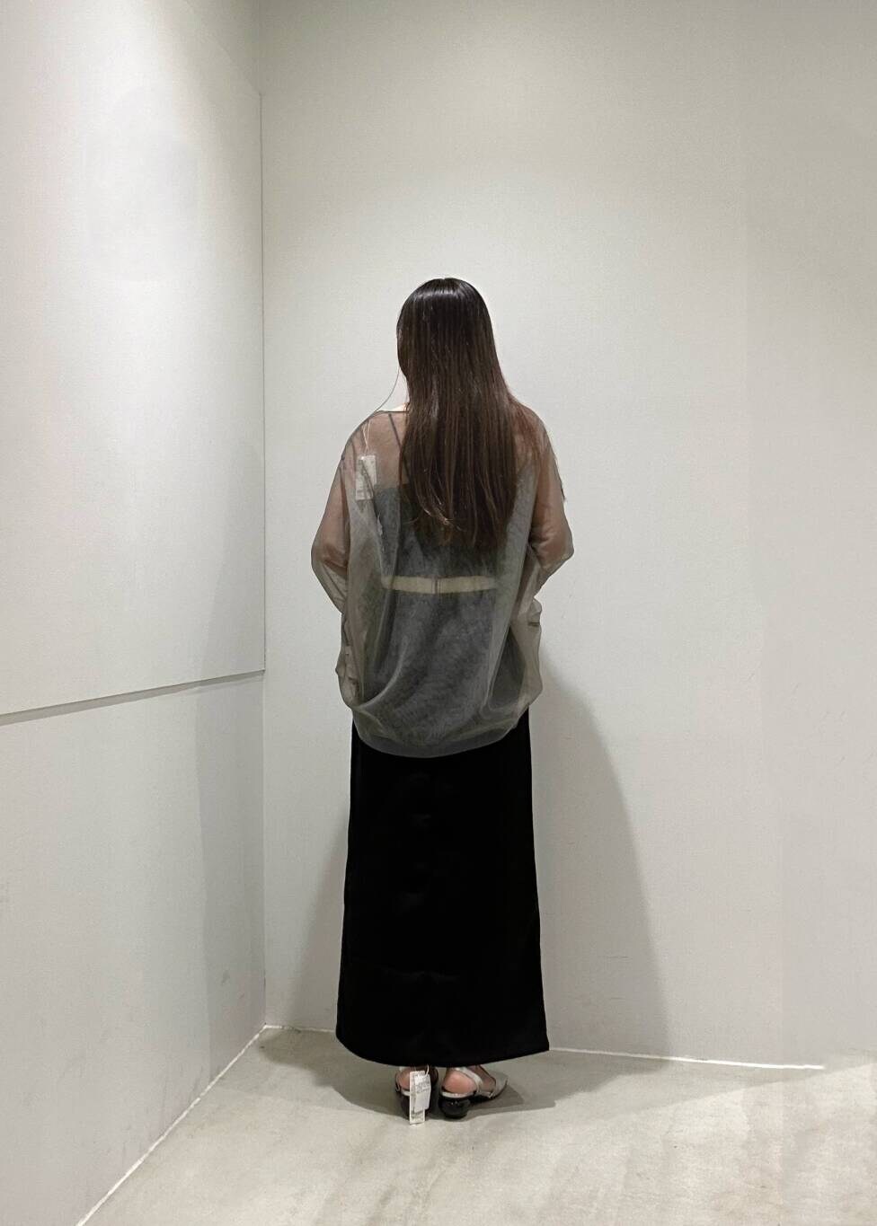 グレー系のTシャツ/カットソー、ブラック系のスカート、シルバー系のその他シューズを着用したレディースの夏コーディネートの4枚目の写真