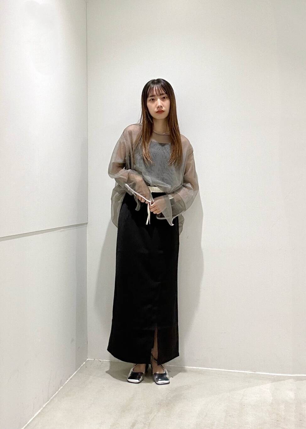 グレー系のTシャツ/カットソー、ブラック系のスカート、シルバー系のその他シューズを着用したレディースの夏コーディネートの2枚目の写真