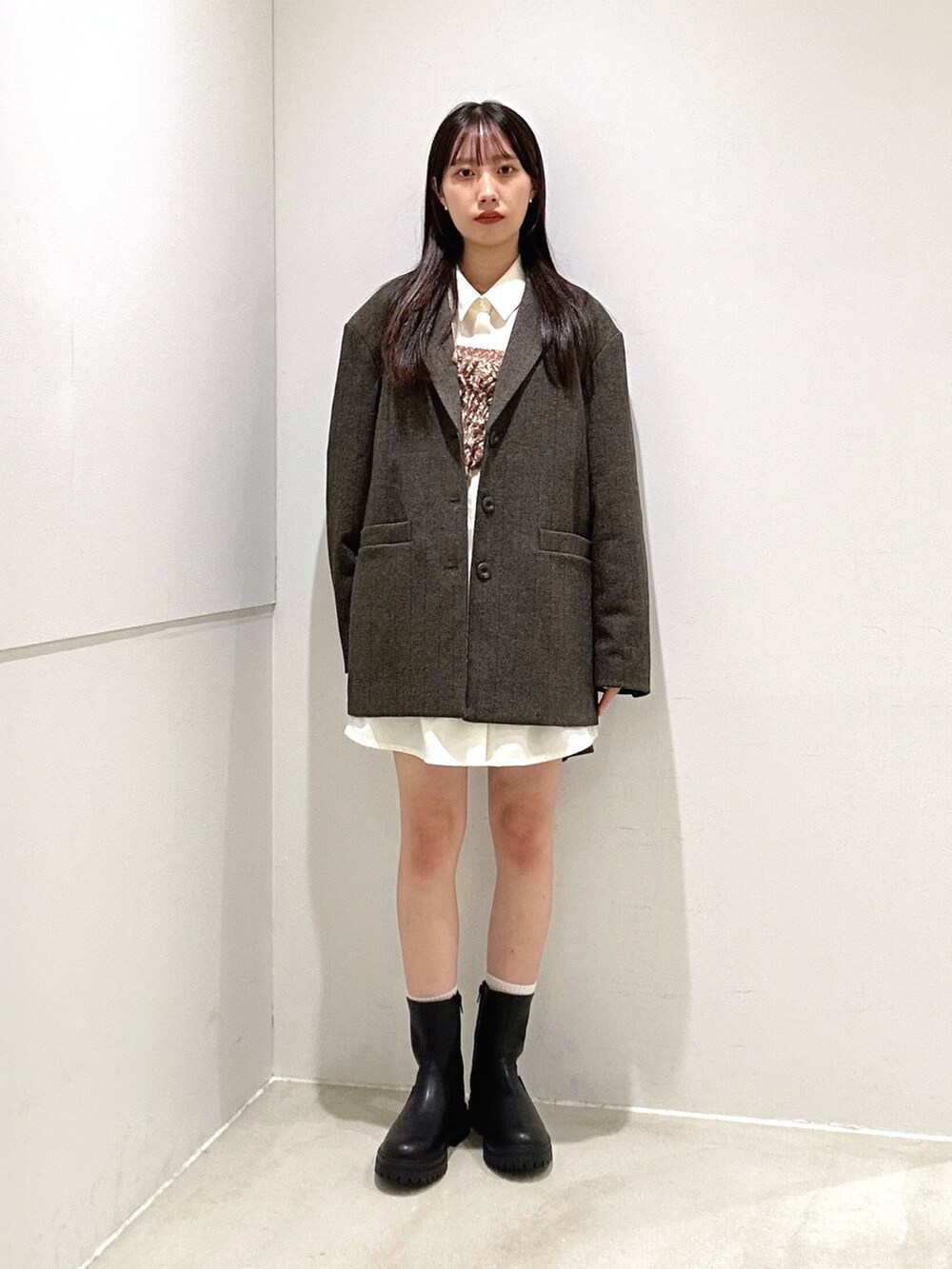 ホワイト系のシャツ/ブラウス、ブラック系のブーツ、イエロー系のニット/セーターを着用したレディースの秋コーディネートの2枚目の写真