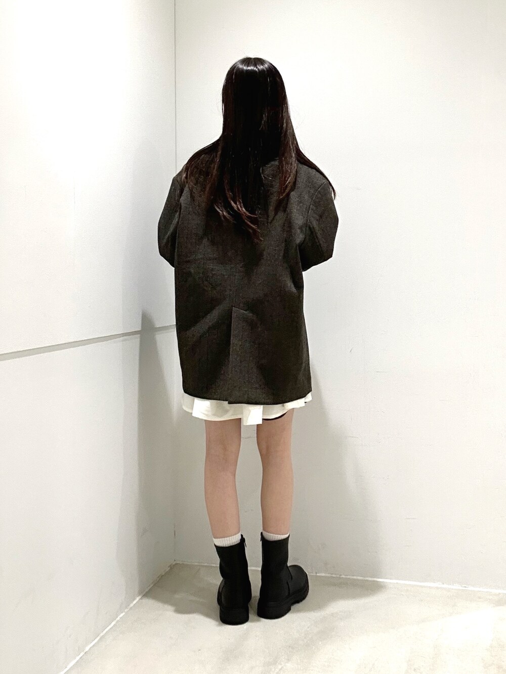 ホワイト系のシャツ/ブラウス、ブラック系のブーツ、イエロー系のニット/セーターを着用したレディースの秋コーディネートの4枚目の写真