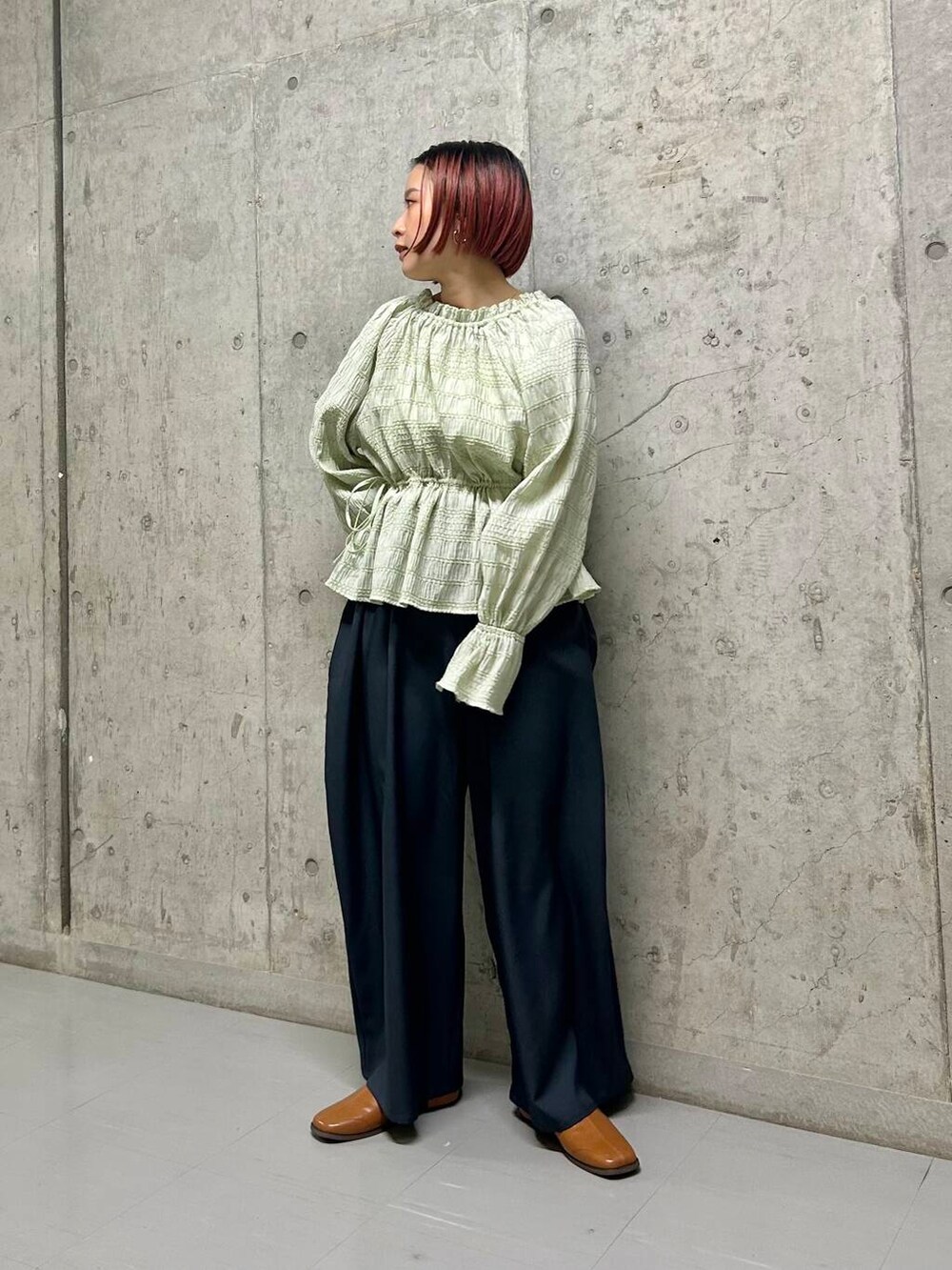 イエロー系のその他シューズ、グレー系のその他パンツ、グリーン系のシャツ/ブラウスを着用したレディースの冬コーディネートの2枚目の写真