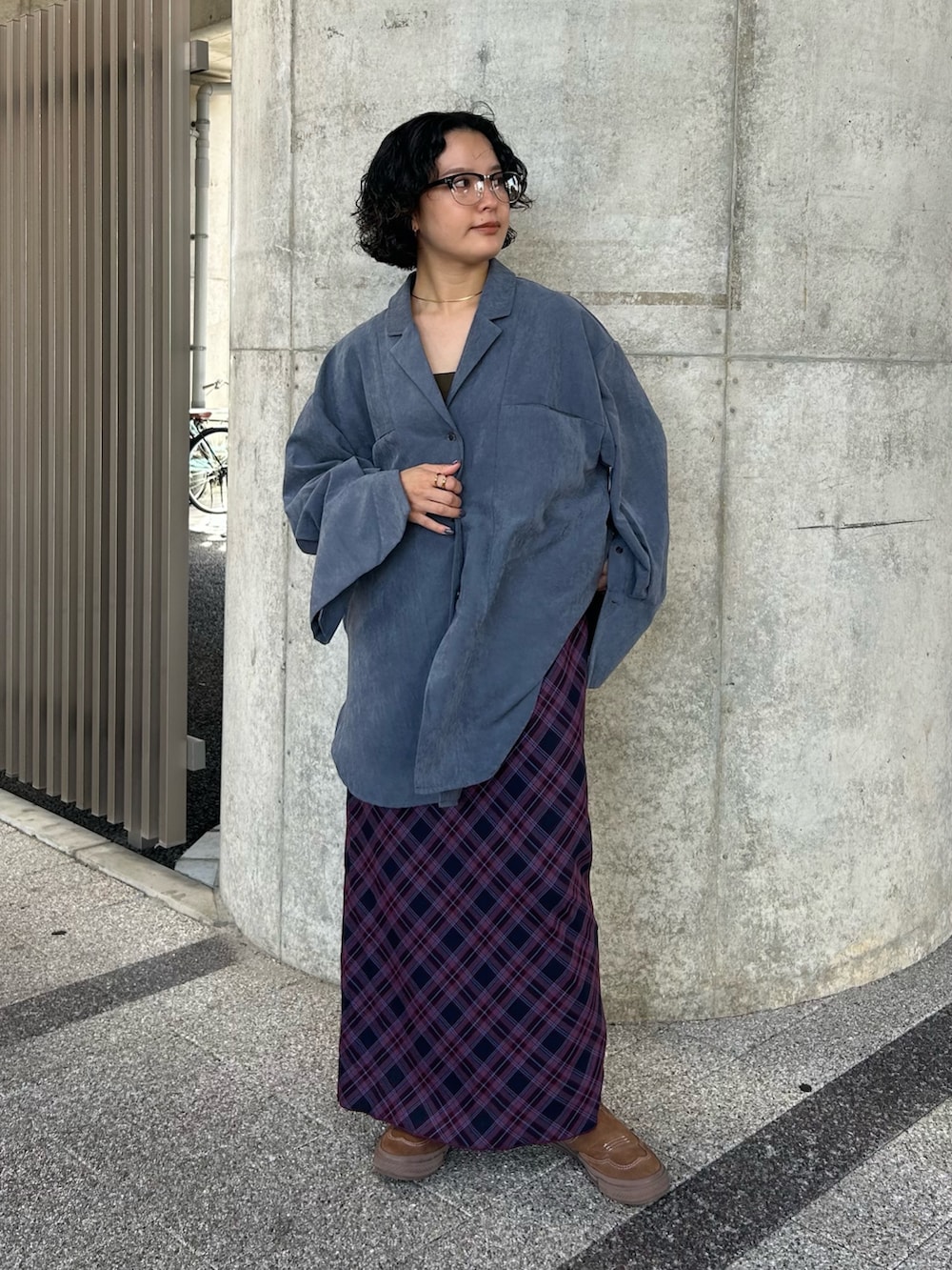 グレー系のシャツ/ブラウス、その他のスカート、ブラック系のショルダーバッグを着用したレディースの秋コーディネートの2枚目の写真