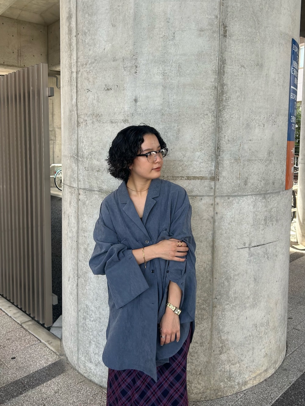 グレー系のシャツ/ブラウス、その他のスカート、ブラック系のショルダーバッグを着用したレディースの秋コーディネートの4枚目の写真