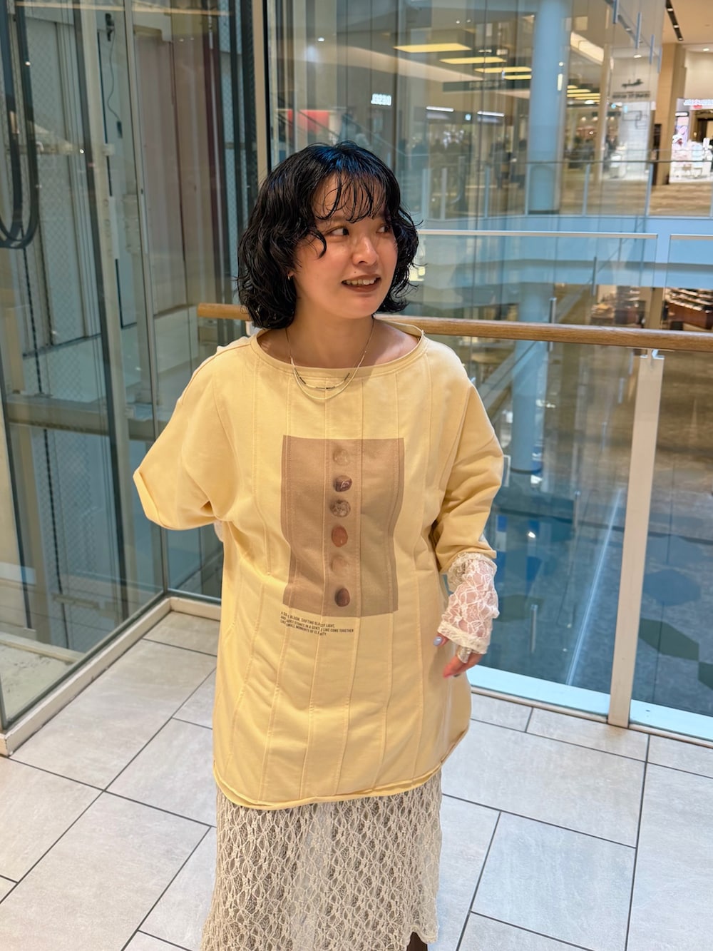 イエロー系のTシャツ/カットソー、ホワイト系のワンピース、ブラウン系のその他パンツを着用したレディースの春コーディネートの3枚目の写真