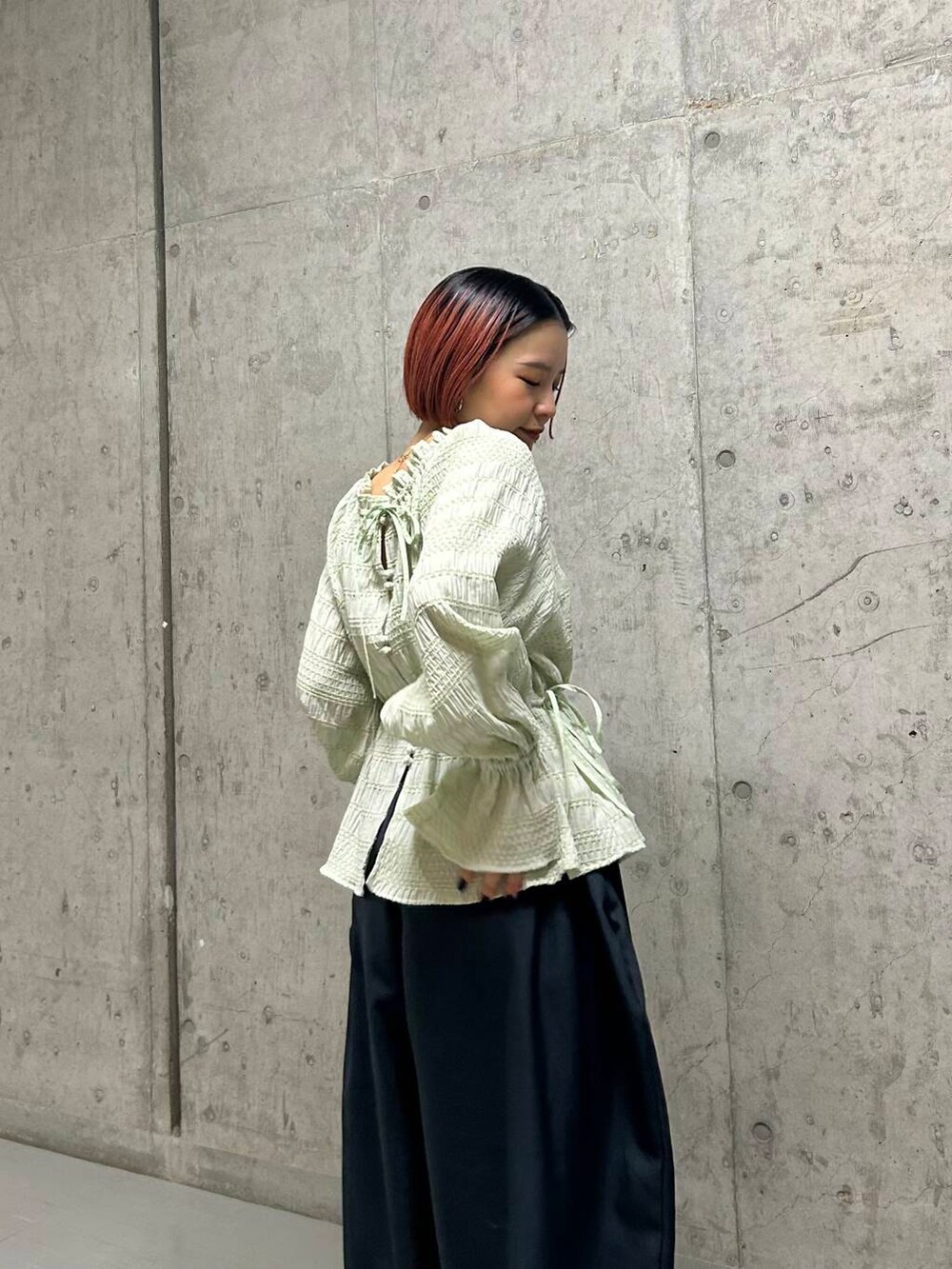 イエロー系のその他シューズ、グレー系のその他パンツ、グリーン系のシャツ/ブラウスを着用したレディースの冬コーディネートの3枚目の写真