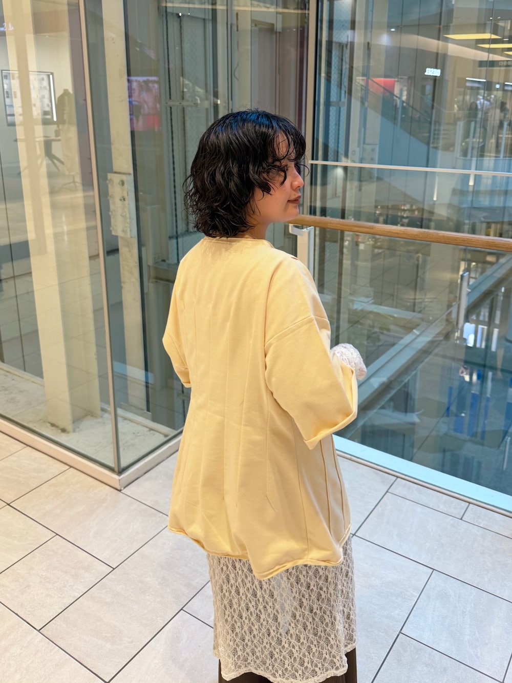 イエロー系のTシャツ/カットソー、ホワイト系のワンピース、ブラウン系のその他パンツを着用したレディースの春コーディネートの4枚目の写真