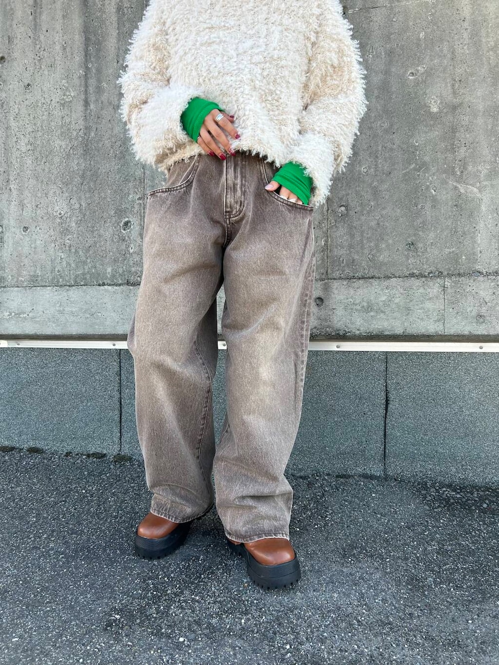 ホワイト系のニット/セーター、ブラウン系のデニムパンツを着用したレディースの秋コーディネートの3枚目の写真