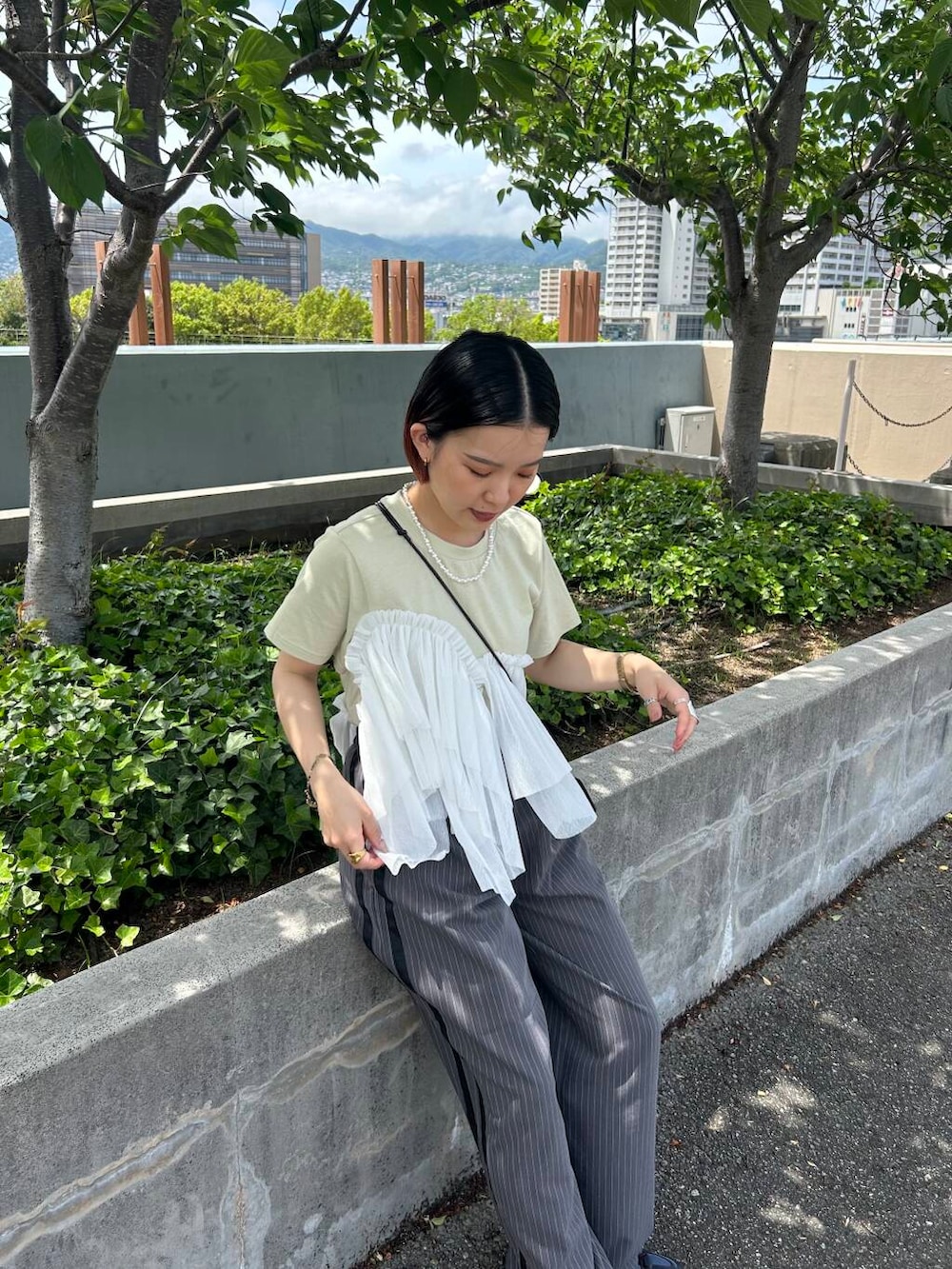 「大人カジュアル、イージーパンツ、デートコーデ、カジュアルコーデ、KBF、春コーデ、newarrival、低身長コーデ、骨格ウェーブ、春カラーコーデ、ss、イエベ秋、ウェーブ×イエベ秋、私のイチ推しブランド、sip2412」｜「KBFのポーチ付きウォレット（財布、ブラック系）」を使った、タカタニさん（レディース・149cm）の春コーディネートの4枚目の写真