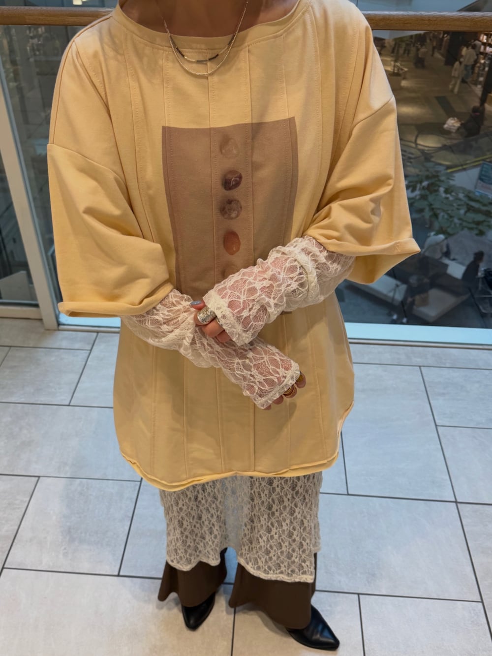 イエロー系のTシャツ/カットソー、ホワイト系のワンピース、ブラウン系のその他パンツを着用したレディースの春コーディネートの5枚目の写真