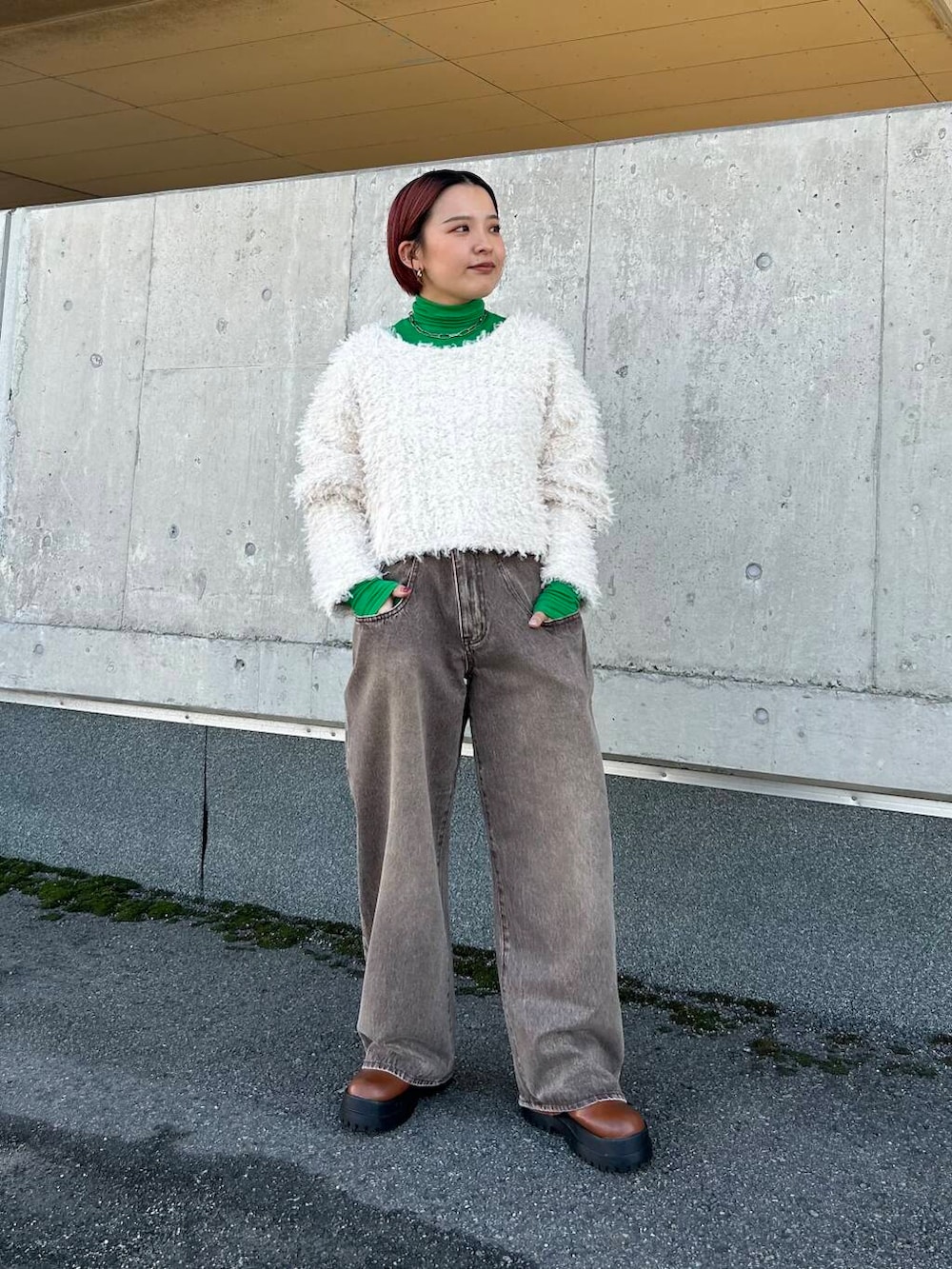 ホワイト系のニット/セーター、ブラウン系のデニムパンツを着用したレディースの秋コーディネートの2枚目の写真