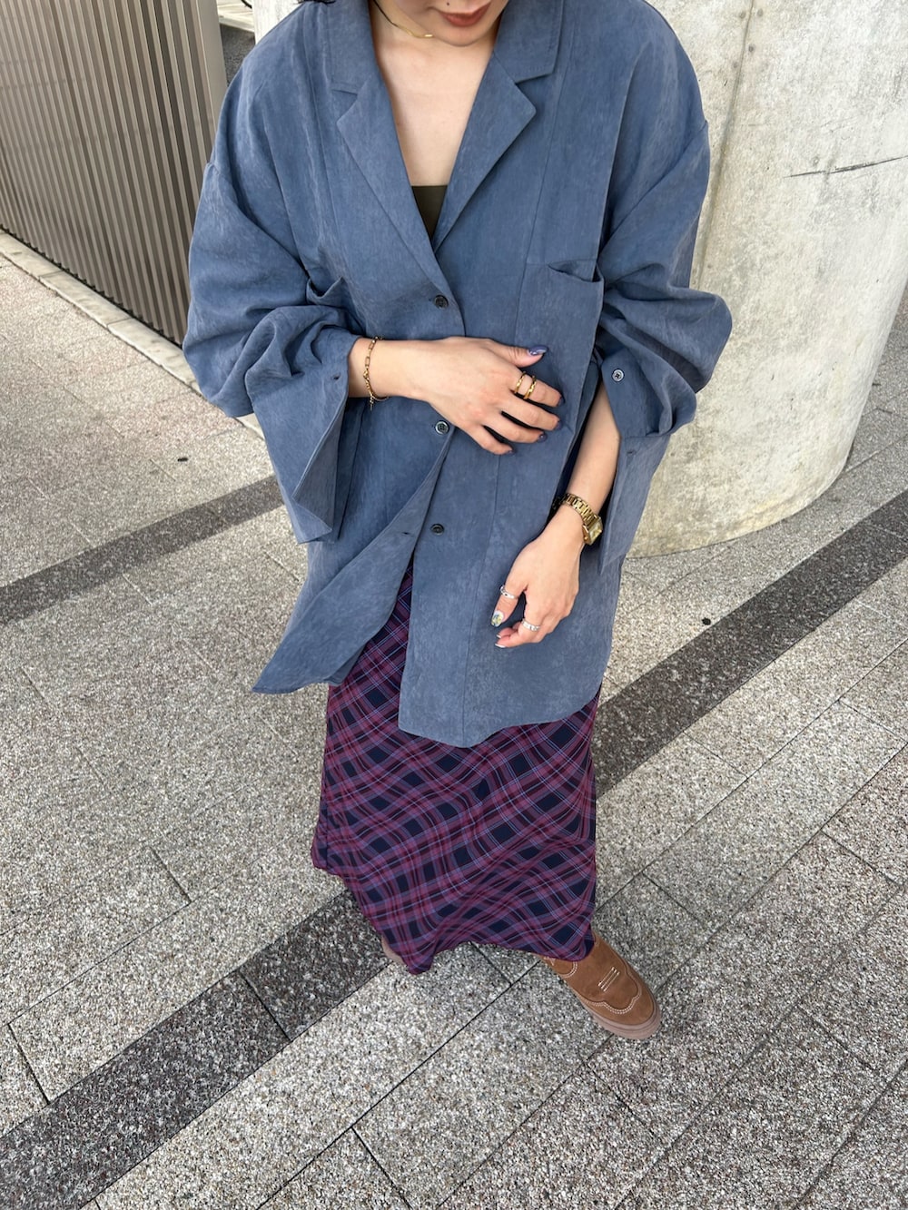 グレー系のシャツ/ブラウス、その他のスカート、ブラック系のショルダーバッグを着用したレディースの秋コーディネートの3枚目の写真