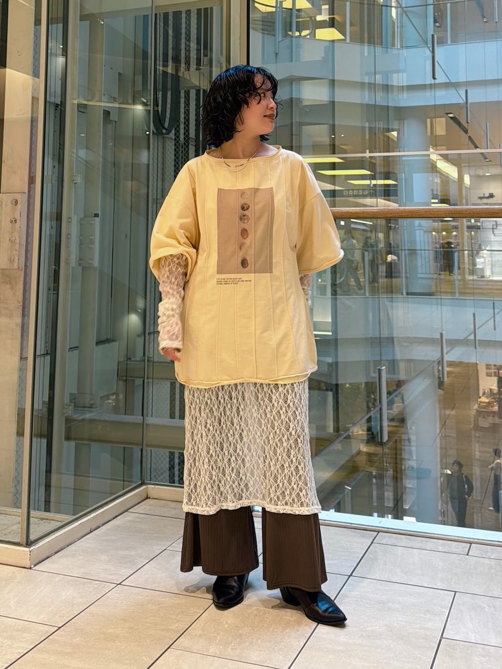 イエロー系のTシャツ/カットソー、ホワイト系のワンピース、ブラウン系のその他パンツを着用したレディースの春コーディネートの2枚目の写真