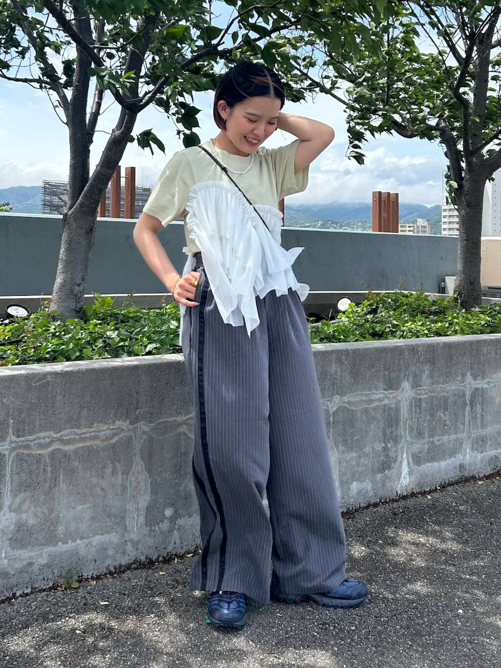 「大人カジュアル、イージーパンツ、デートコーデ、カジュアルコーデ、KBF、春コーデ、newarrival、低身長コーデ、骨格ウェーブ、春カラーコーデ、ss、イエベ秋、ウェーブ×イエベ秋、私のイチ推しブランド、sip2412」｜「KBFのポーチ付きウォレット（財布、ブラック系）」を使った、タカタニさん（レディース・149cm）の春コーディネートの2枚目の写真