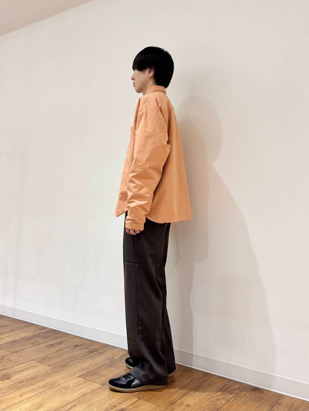 グレー系のその他パンツ、ブラック系のスニーカー、ブラウン系のシャツ/ブラウスを着用したメンズの冬コーディネートの2枚目の写真