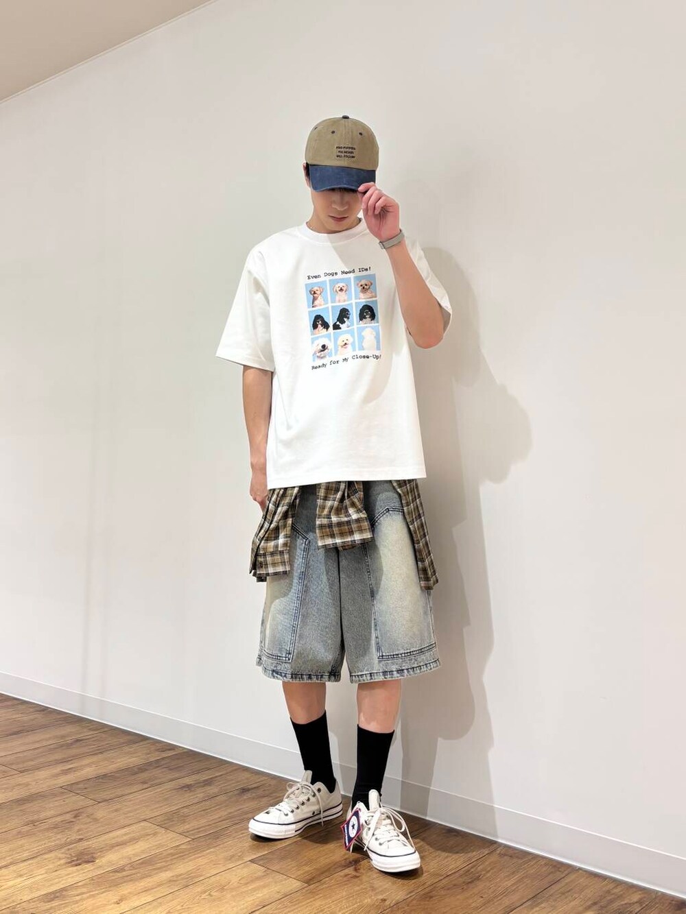 ベージュ系のシャツ/ブラウス、ホワイト系のTシャツ/カットソー、ブルー系のその他パンツを着用したメンズの夏コーディネートの2枚目の写真