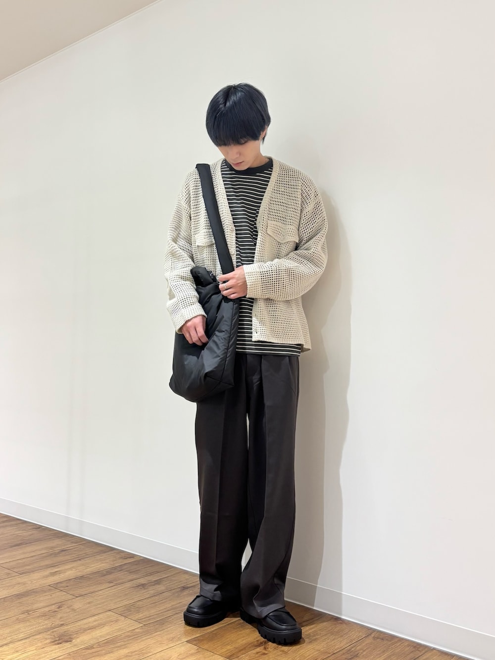 ベージュ系のカーディガン/ボレロ、グレー系のTシャツ/カットソー、ブラック系のショルダーバッグを着用したメンズの秋コーディネートの2枚目の写真