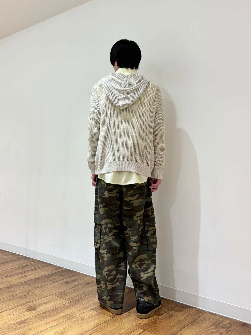 「アーバンリサーチ、センスオブプレイス、ワイドパンツ、カジュアル、カーゴパンツ、URBANRESEARCH、シンプルコーデ、レイヤード、春コーデ、senseofplace、春、シャツスタイル、パーカー、シアー、休日スタイル」|「SENSE OF PLACE by URBAN RESEARCHの『イージーケア』コンフォートレギュラーカラーシャツ(シャツ/ブラウス、イエロー系)」を使った、りゅーとさん(メンズ・172cm)の冬コーディネートの3枚目の写真