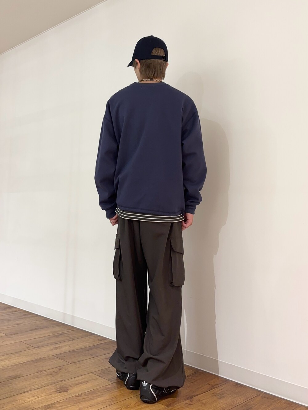 ブルー系のスウェット、グレー系のTシャツ/カットソー、ブラウン系のその他パンツを着用したメンズの秋コーディネートの2枚目の写真
