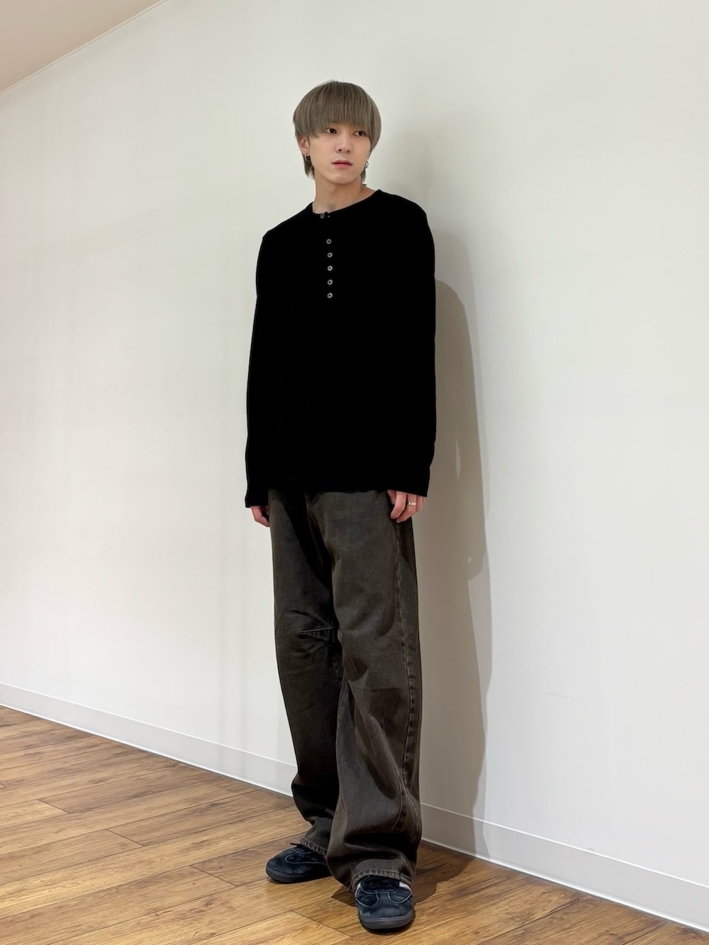 ブラック系のTシャツ/カットソー、ブラウン系のデニムパンツを着用したメンズの秋コーディネートの2枚目の写真