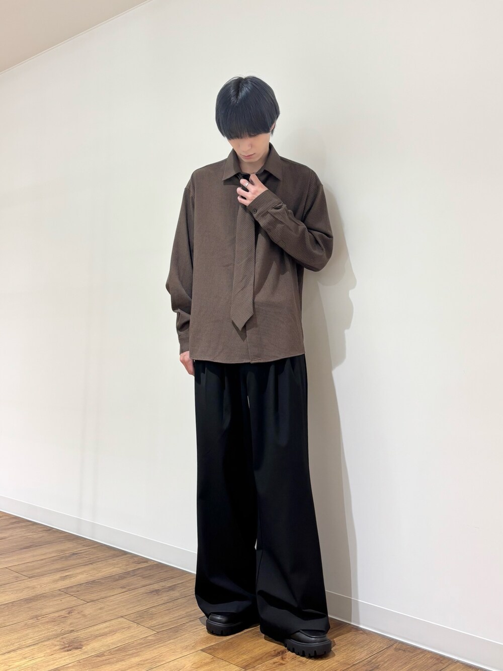 ブラウン系のシャツ/ブラウス、ブラック系のローファー、ブラック系のその他パンツを着用したメンズの秋コーディネートの2枚目の写真