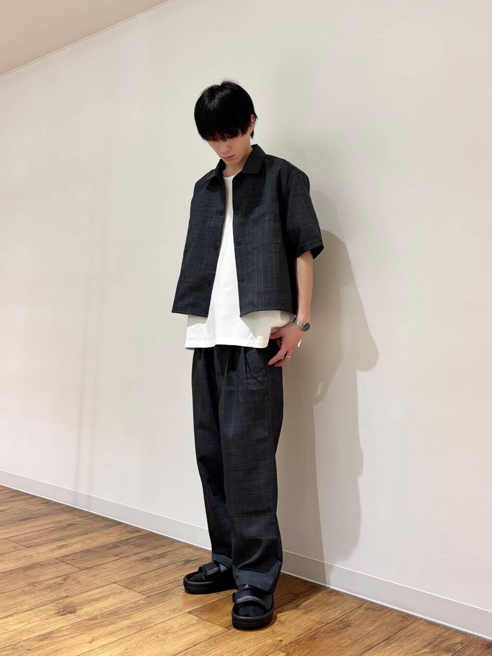 ブラック系のシャツ/ブラウス、ブラック系のその他パンツ、ホワイト系のTシャツ/カットソーを着用したメンズの春コーディネートの2枚目の写真