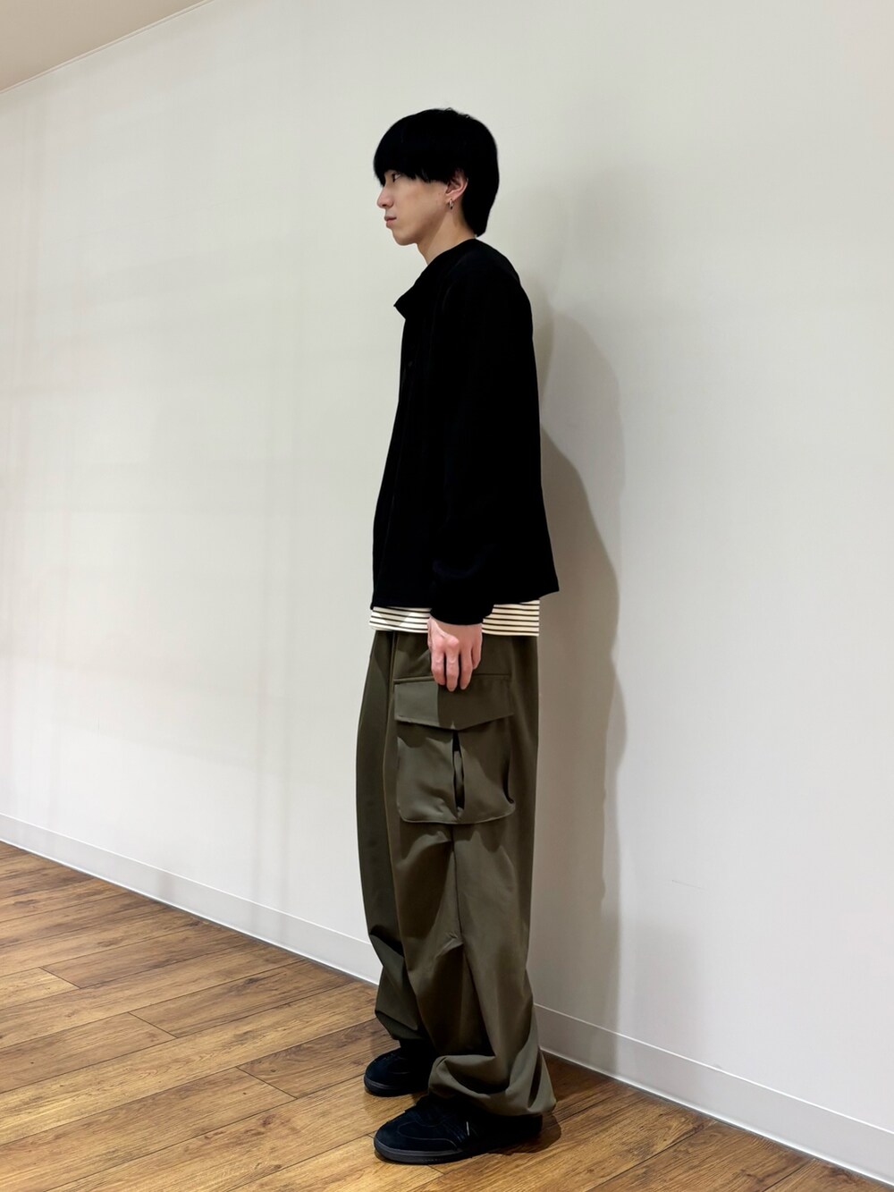 ブラック系のTシャツ/カットソー、ホワイト系のTシャツ/カットソー、グリーン系のその他パンツを着用したメンズの冬コーディネートの5枚目の写真