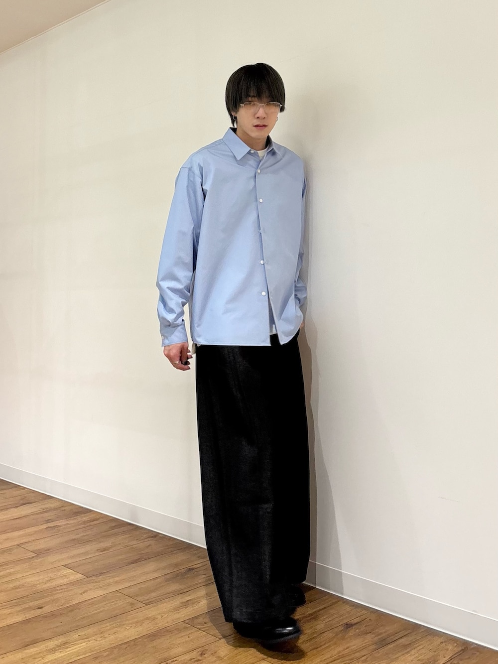 ホワイト系のTシャツ/カットソー、ブルー系のシャツ/ブラウス、ブラック系のデニムパンツを着用したメンズの春コーディネートの3枚目の写真