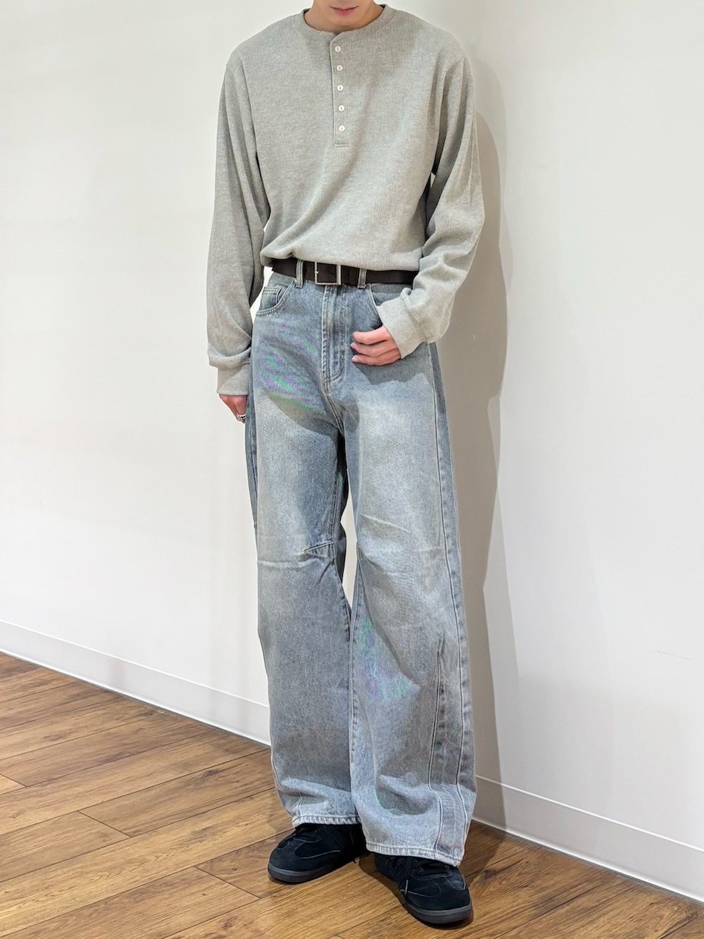 グレー系のTシャツ/カットソー、ブルー系のデニムパンツを着用したメンズの冬コーディネートの4枚目の写真