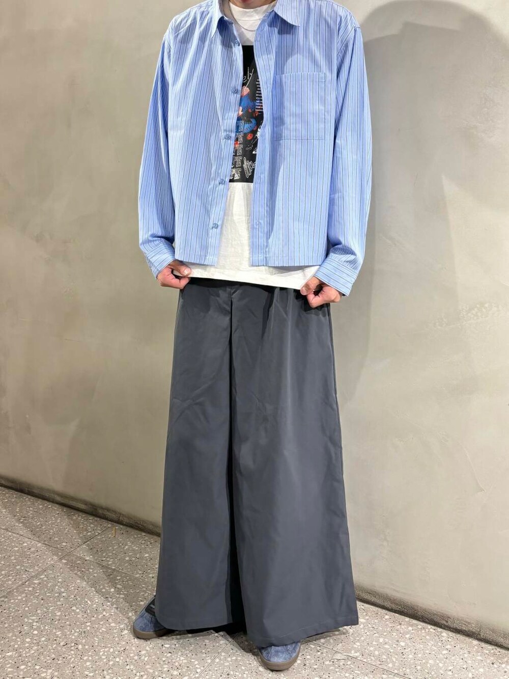 ホワイト系のTシャツ/カットソー、グレー系のその他パンツ、ブルー系のシャツ/ブラウスを着用したメンズの夏コーディネートの2枚目の写真