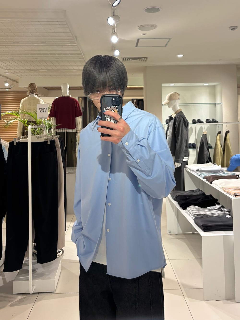 ホワイト系のTシャツ/カットソー、ブルー系のシャツ/ブラウス、ブラック系のデニムパンツを着用したメンズの春コーディネートの5枚目の写真