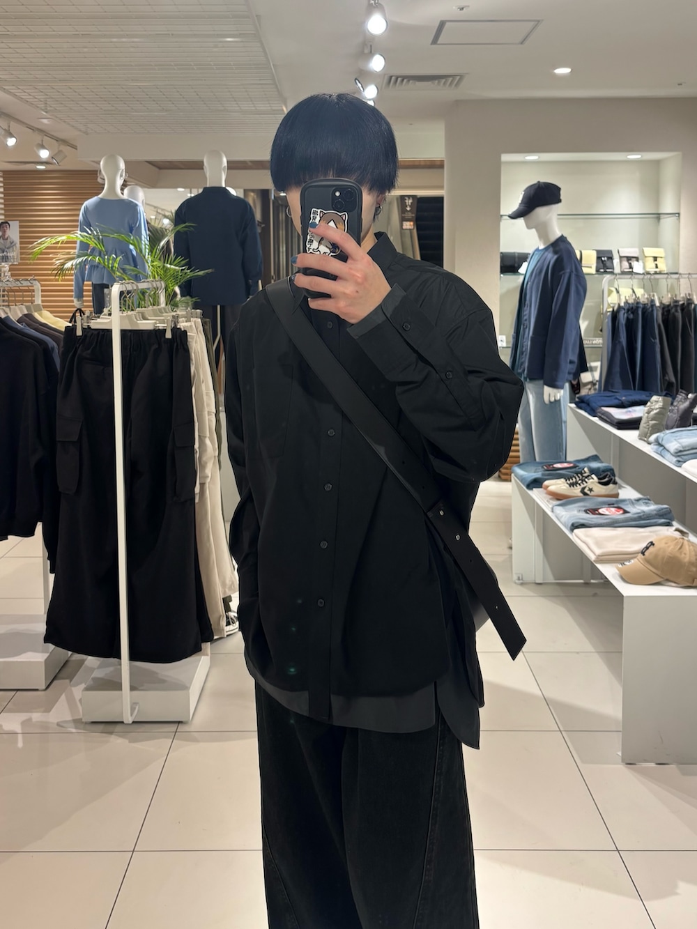 ブラック系のショルダーバッグ、グレー系のシャツ/ブラウス、ブラック系のデニムパンツを着用したメンズの冬コーディネートの7枚目の写真