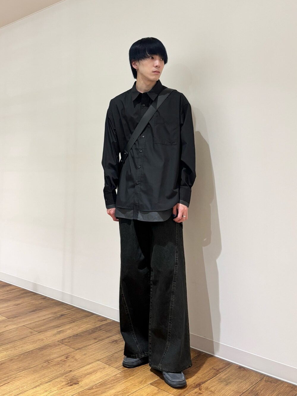 ブラック系のショルダーバッグ、グレー系のシャツ/ブラウス、ブラック系のデニムパンツを着用したメンズの冬コーディネートの2枚目の写真