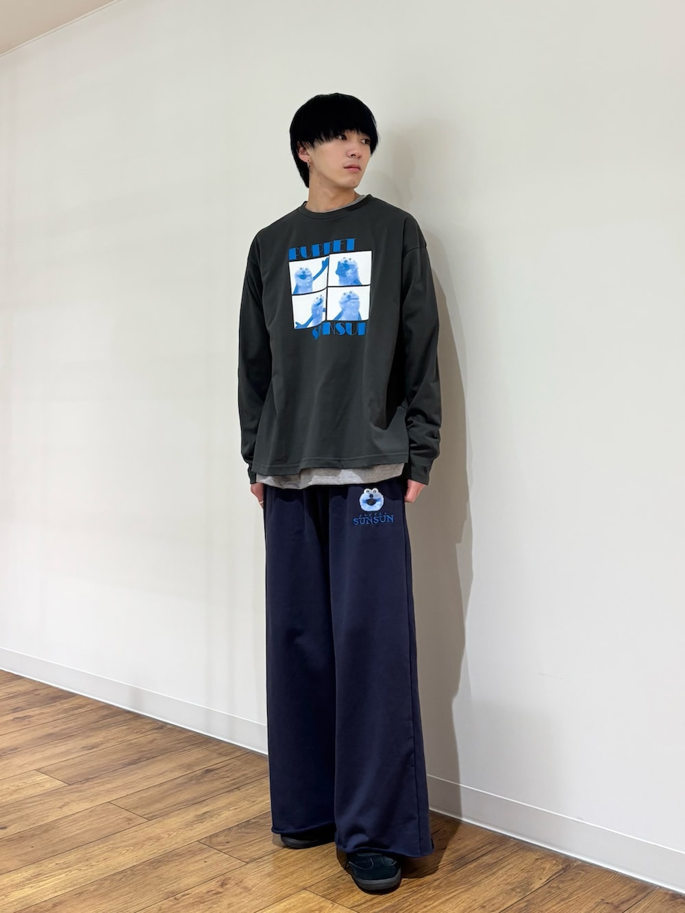 グレー系のTシャツ/カットソー、グレー系のTシャツ/カットソー、ブルー系のその他パンツを着用したメンズの冬コーディネートの2枚目の写真