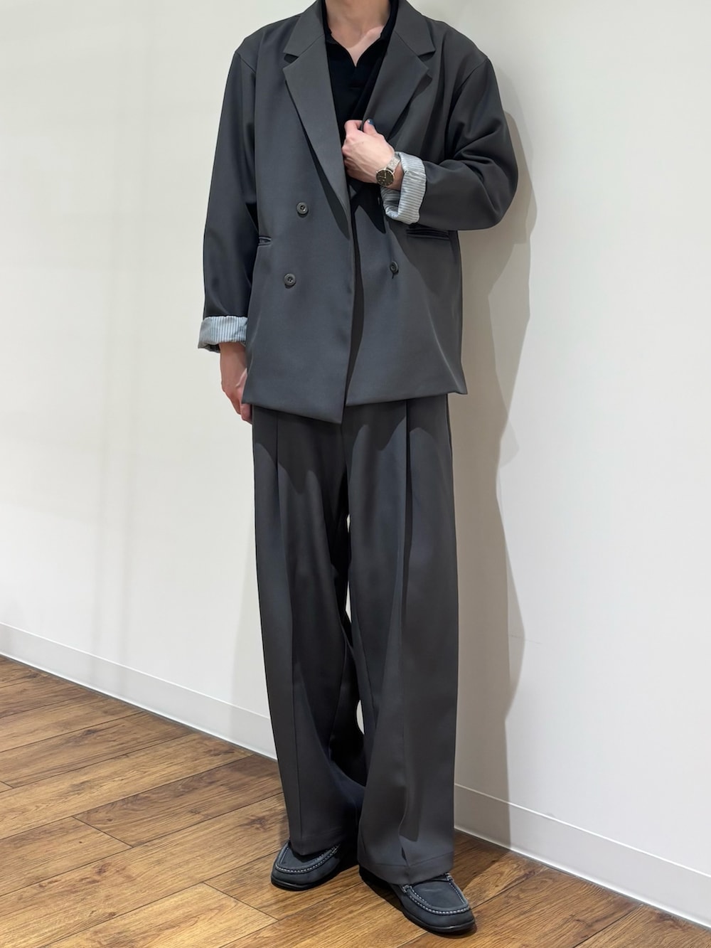 ブルー系のその他アウター、ブラック系のニット/セーター、ブルー系のその他パンツを着用したメンズの冬コーディネートの3枚目の写真