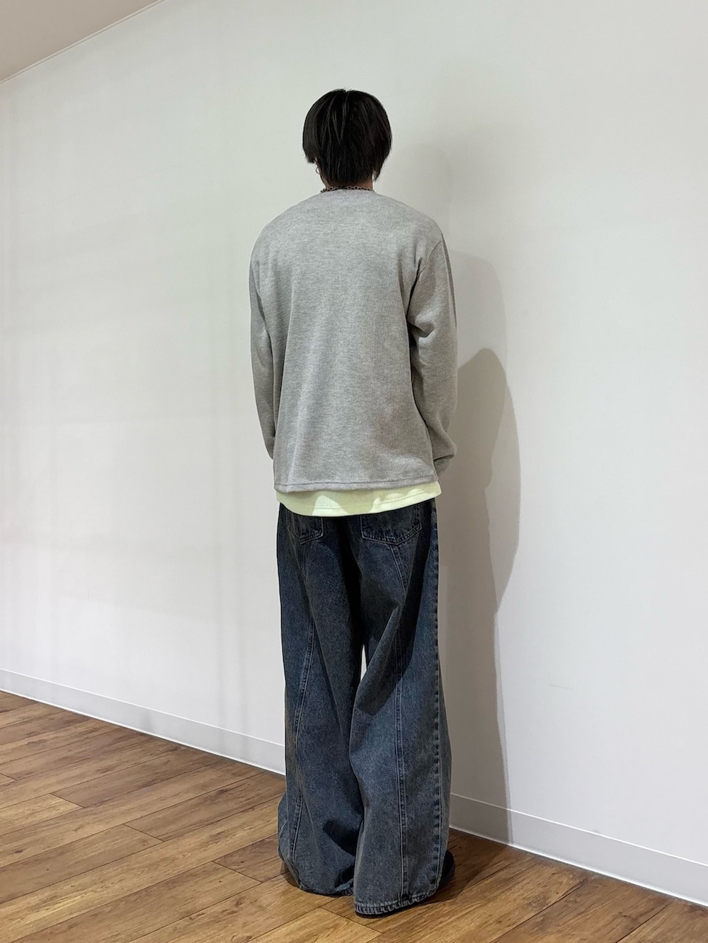 グレー系のTシャツ/カットソー、グリーン系のTシャツ/カットソー、ブルー系のデニムパンツを着用したメンズの春コーディネートの8枚目の写真