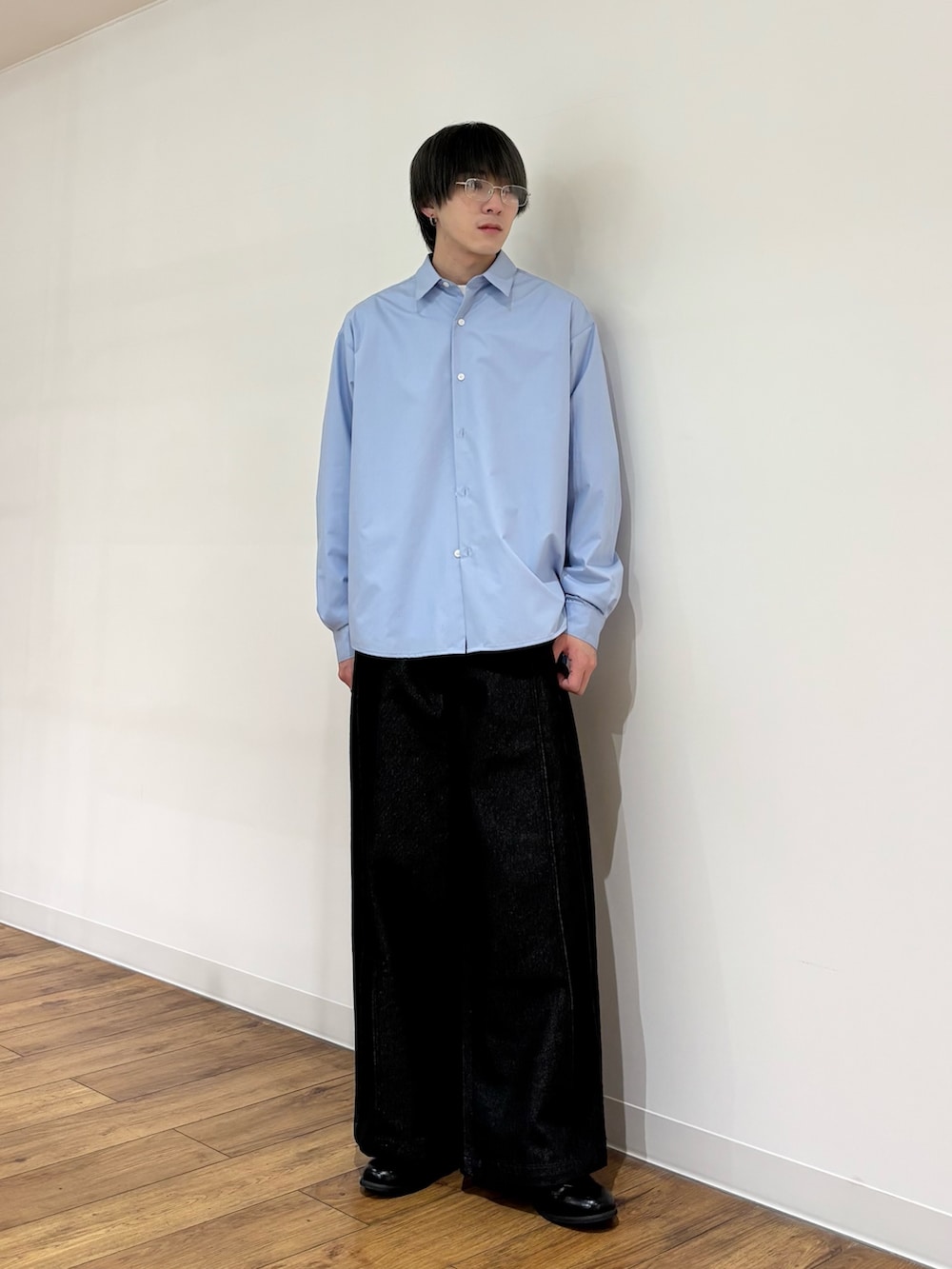 ホワイト系のTシャツ/カットソー、ブルー系のシャツ/ブラウス、ブラック系のデニムパンツを着用したメンズの春コーディネートの7枚目の写真