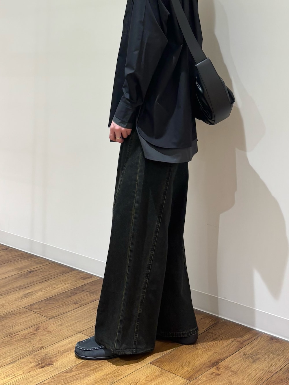 ブラック系のショルダーバッグ、グレー系のシャツ/ブラウス、ブラック系のデニムパンツを着用したメンズの冬コーディネートの4枚目の写真