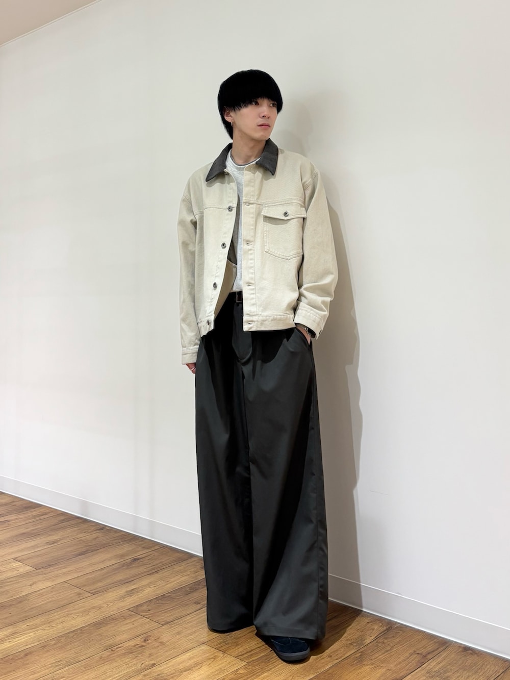 ホワイト系のブルゾン、グレー系のTシャツ/カットソー、グレー系のその他パンツを着用したメンズの冬コーディネートの2枚目の写真