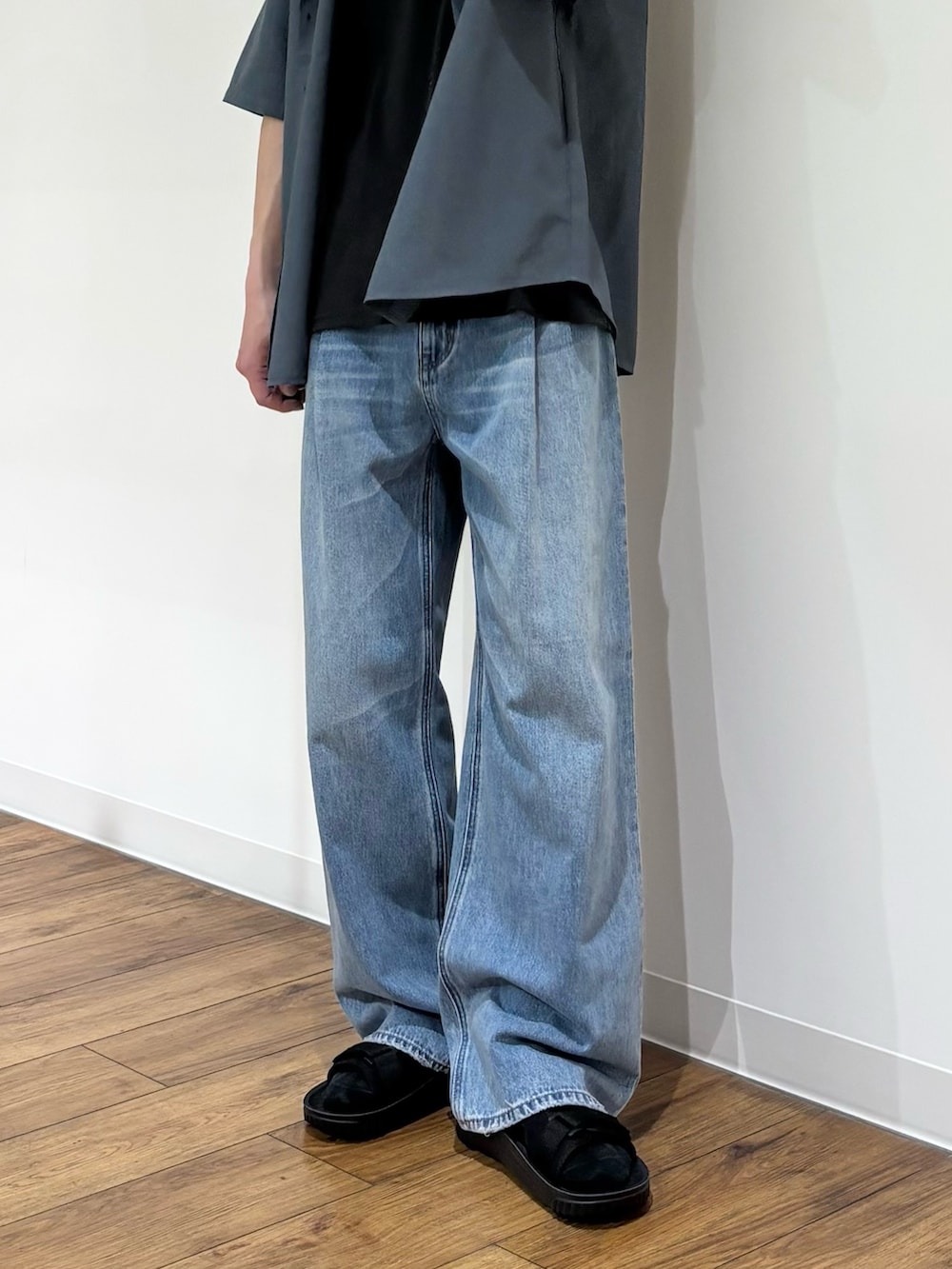 ブルー系のシャツ/ブラウス、グレー系のタンクトップ、ブルー系のデニムパンツを着用したメンズの春コーディネートの4枚目の写真