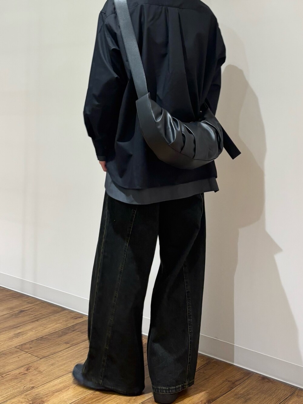 ブラック系のショルダーバッグ、グレー系のシャツ/ブラウス、ブラック系のデニムパンツを着用したメンズの冬コーディネートの5枚目の写真