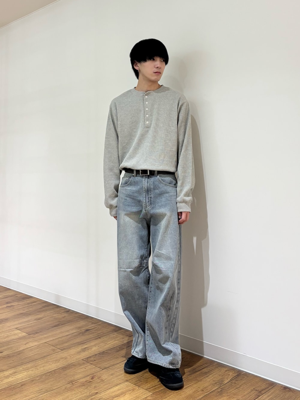 グレー系のTシャツ/カットソー、ブルー系のデニムパンツを着用したメンズの冬コーディネートの2枚目の写真