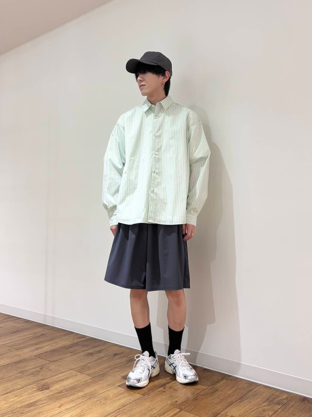 グリーン系のシャツ/ブラウス、グレー系のその他パンツ、グレー系のキャップを着用したメンズの春コーディネートの2枚目の写真