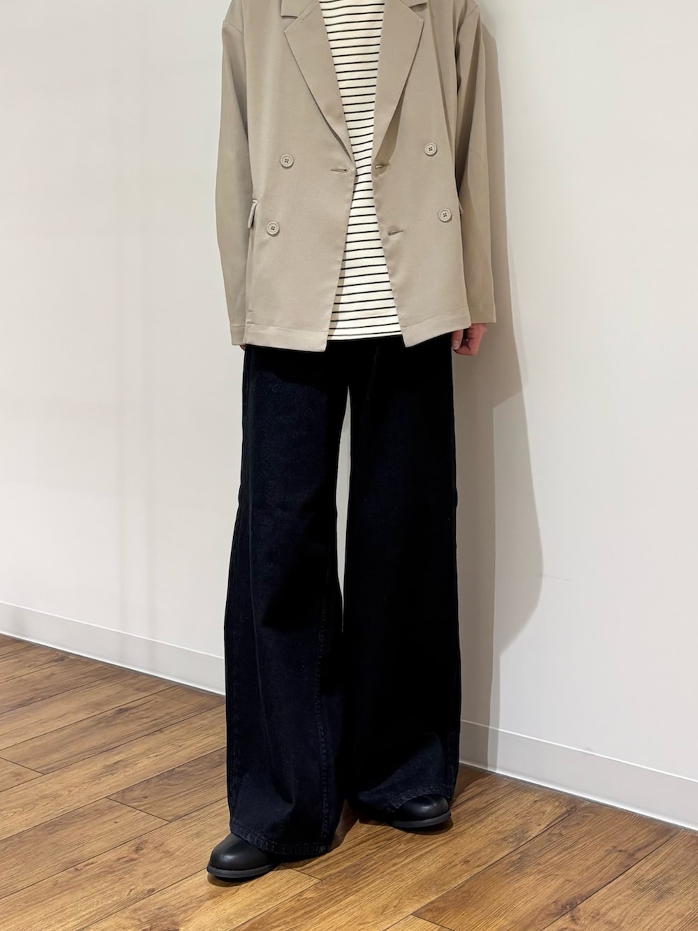 ベージュ系のテーラードジャケット、ホワイト系のTシャツ/カットソー、ブルー系のデニムパンツを着用したメンズの春コーディネートの7枚目の写真